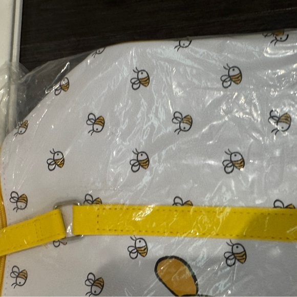 NWT Disney Winnie the Pooh White and Yellow Tote Duffel Bag - Picture 3 of 4